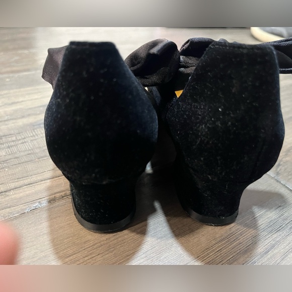 Colin Stuart Girls’ Black Velvet Bow Heels - Picture 4 of 8